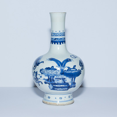 Blue and white porcelain vase, China, Kangxi, circa 1720